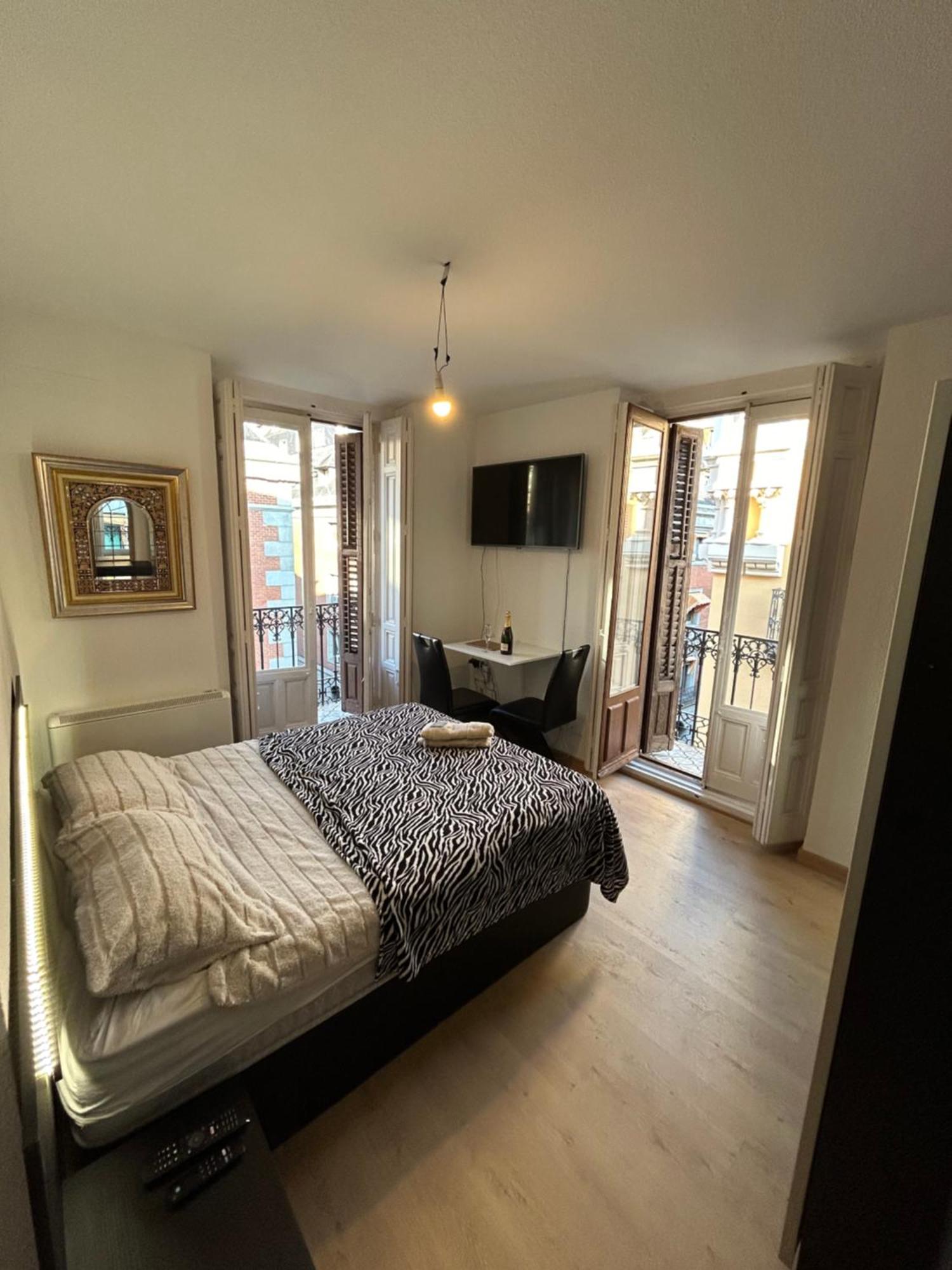 Room In Plaza Mayor Мадрид Экстерьер фото